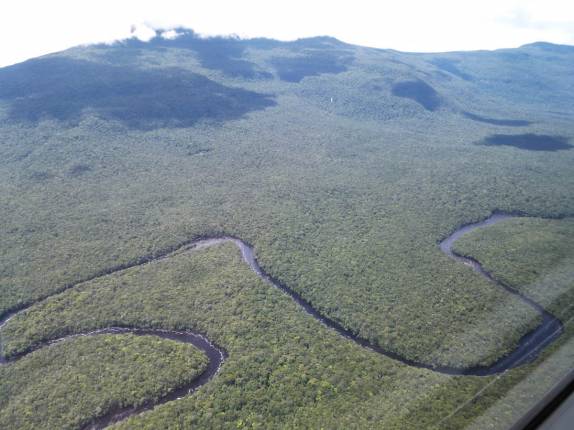 Mais rápido voar que navegar nesse rio cheio de curvas, a caminho do Salto Angel, no Parque Nacional Canaima, no sul da Venezuela